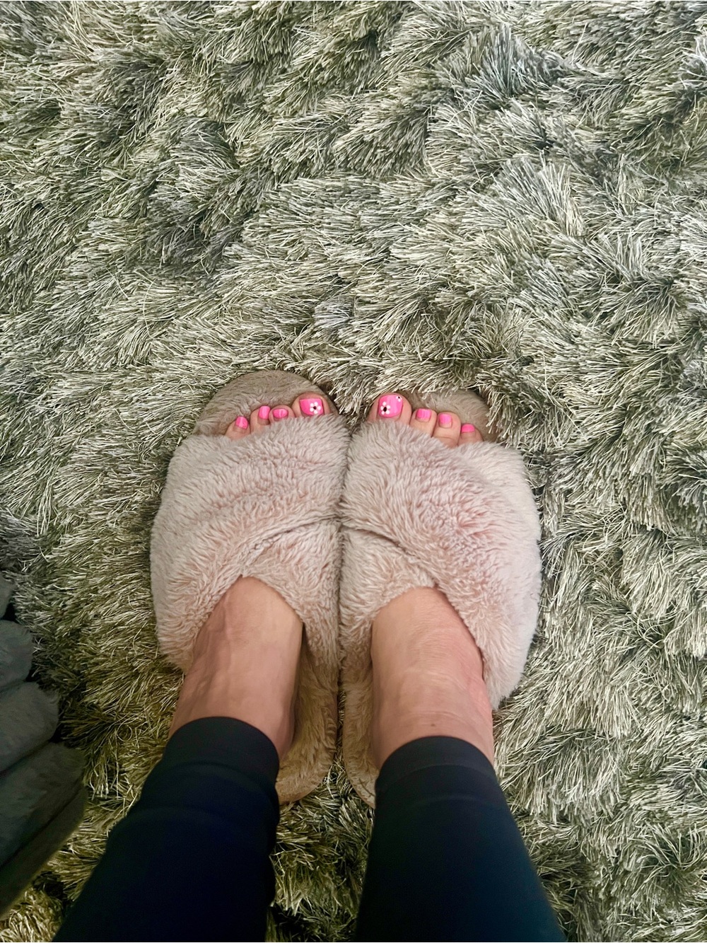 Plush Well-Worn Cozy Pink Slide Slippers🙋‍♀️